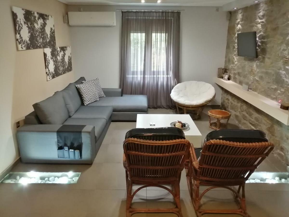 Modern Residence In The Center Of Trikala ภายนอก รูปภาพ