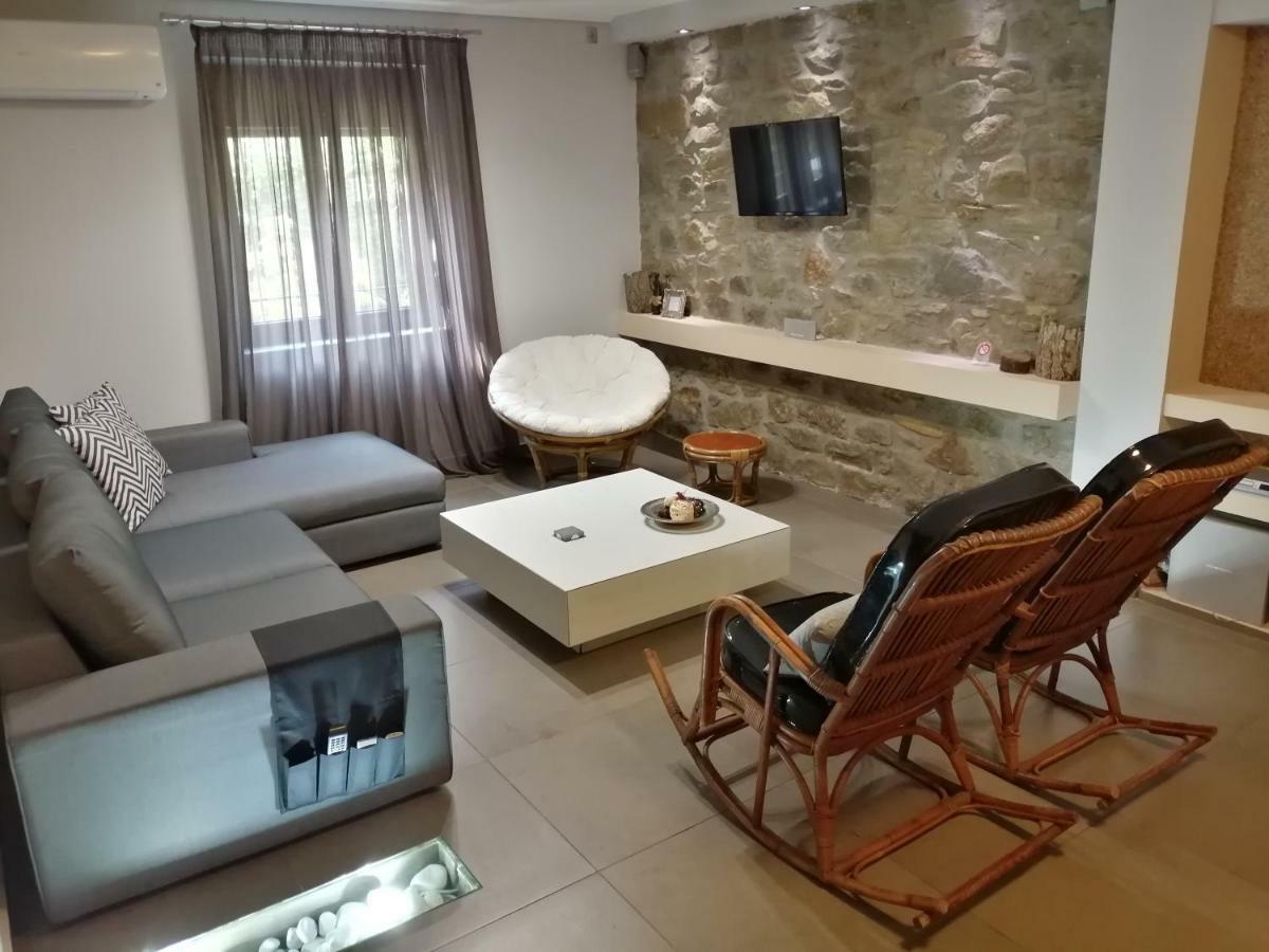 Modern Residence In The Center Of Trikala ภายนอก รูปภาพ